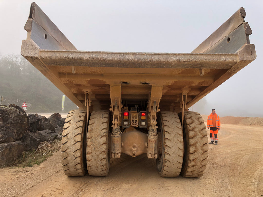 Dumper rigide cat 769